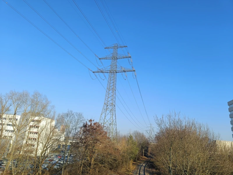 Abspannmast an der Allee der Kosmonauten in Berlin